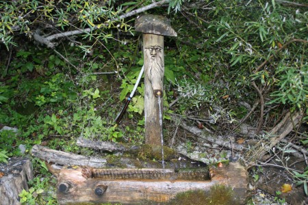 Stuppach Quelle Ein nach rechts drehendes Wasser